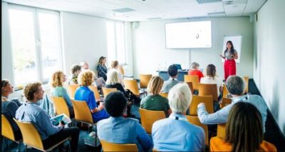 Workshop over prettig ouder worden geleid door Deniece Hanser.