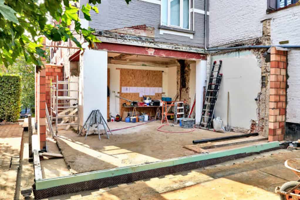 Wie is verantwoordelijk voor de illegale uitbouw in een VvE?
